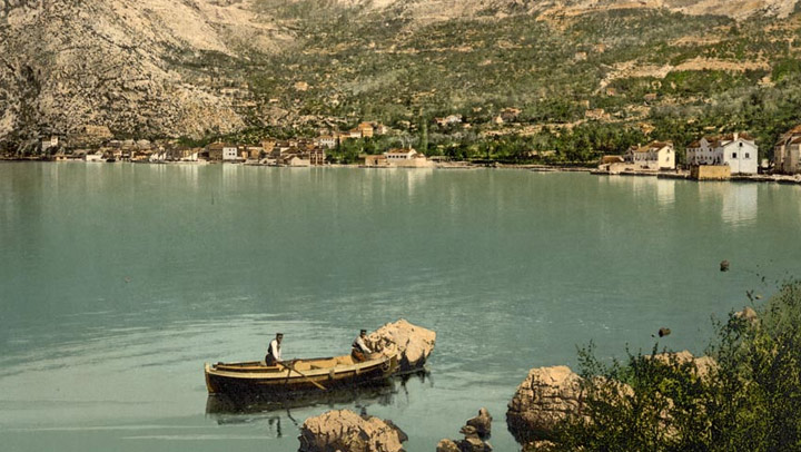 Risan w latach 1890-1900 - By Snapshots Of The Past - Risano from the sea Dalmatia Austro-Hungary, CC BY-SA 2.0, https://commons.wikimedia.org/w/index.php?curid=20120169