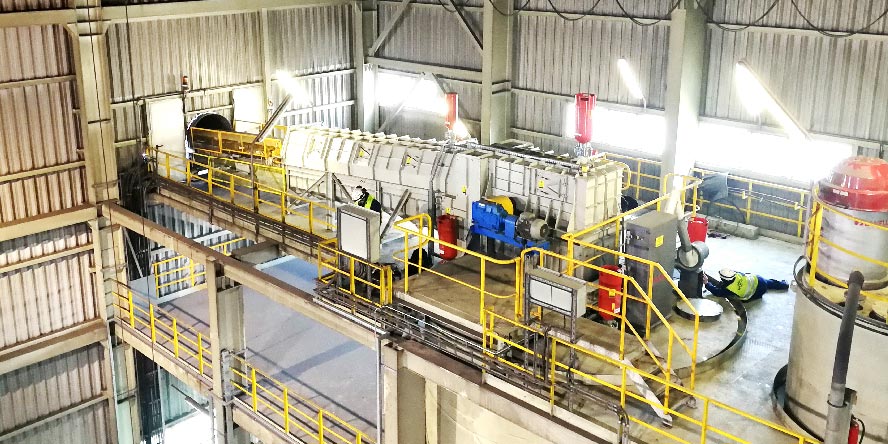 Fot. 1. Widok na zabudowany taśmociąg dostarczający miał węglowy z hali węgla do zbiornika miału węglowego, zabezpieczony za pomocą systemu odsprzęgania wybuchu typu HRD. Źródło: materiały własne GRUPA WOLFF